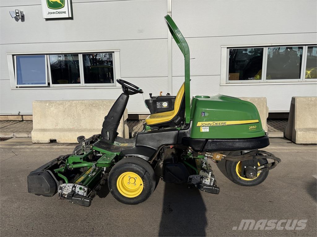 John Deere 2550 جز العشب خلف الكهف