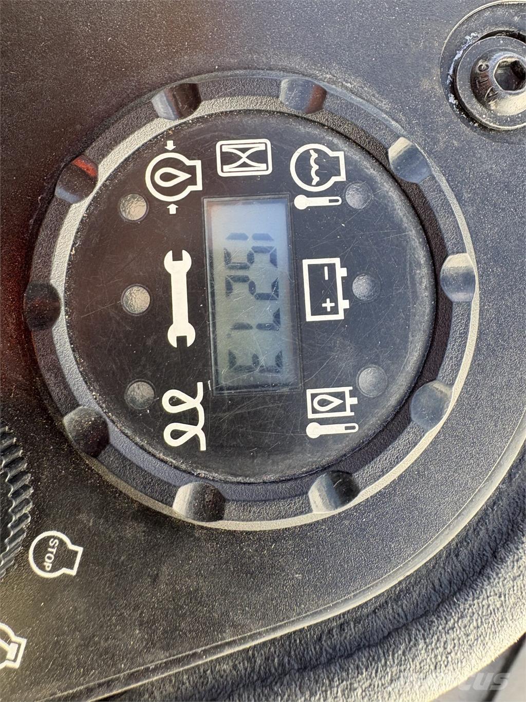 John Deere 2550 جز العشب خلف الكهف