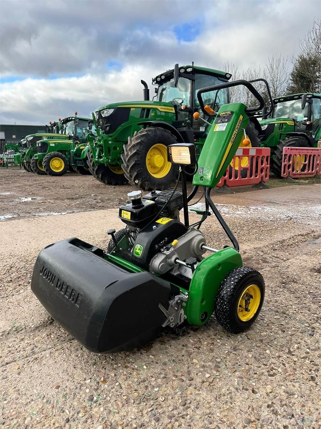 John Deere 260SL جز العشب خلف الكهف