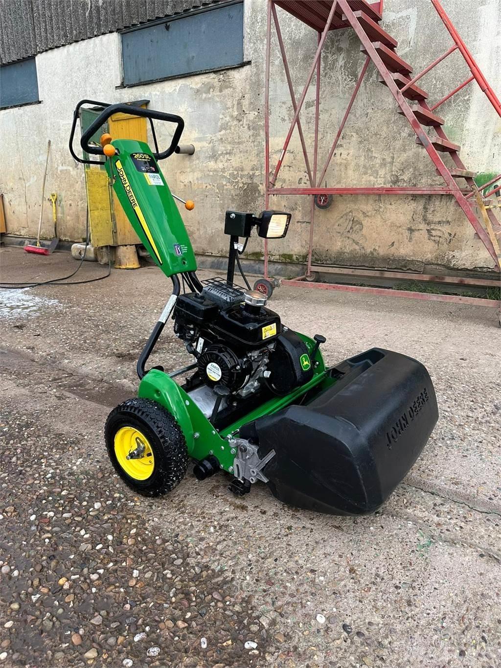 John Deere 260SL جز العشب خلف الكهف