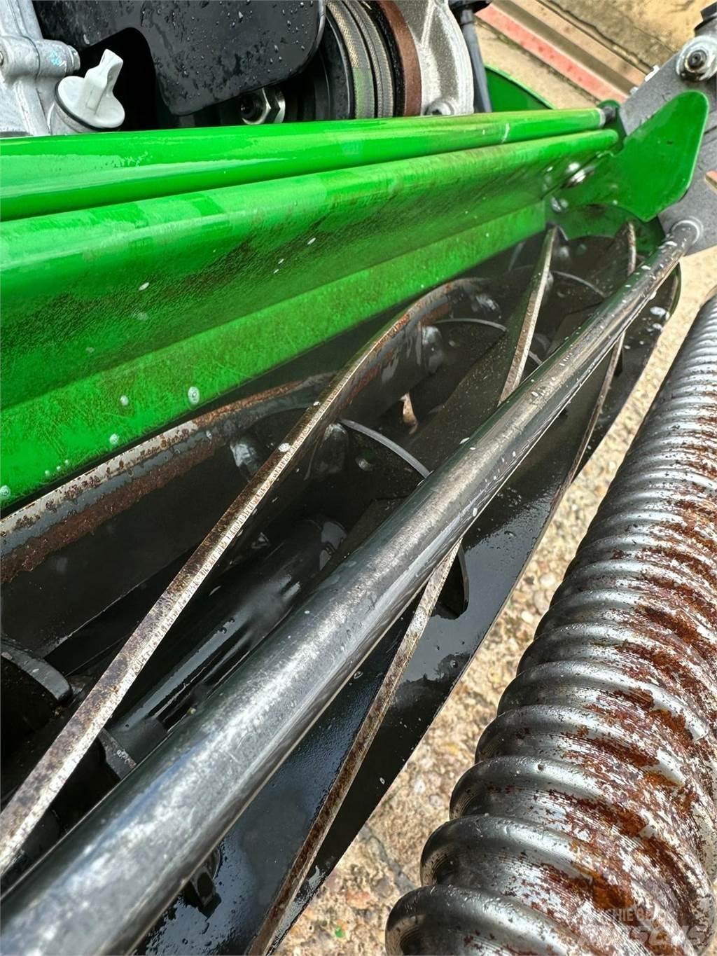 John Deere 260SL جز العشب خلف الكهف
