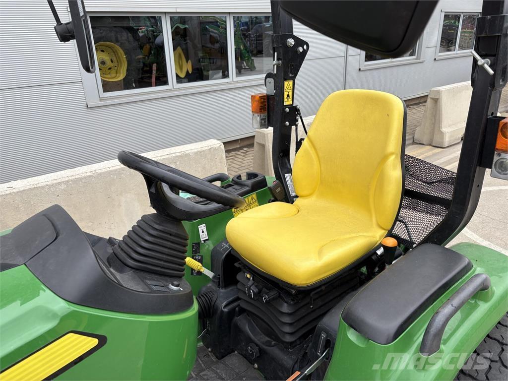 John Deere 3039R جرارات مدمجة