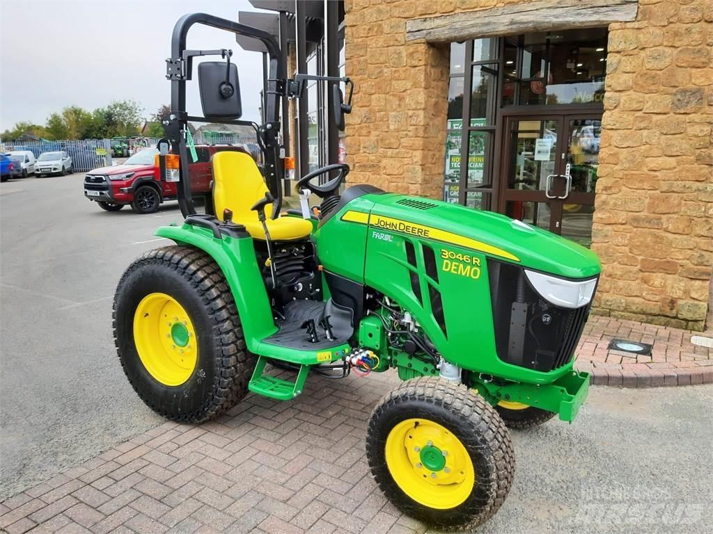 John Deere 3046R جرارات مدمجة