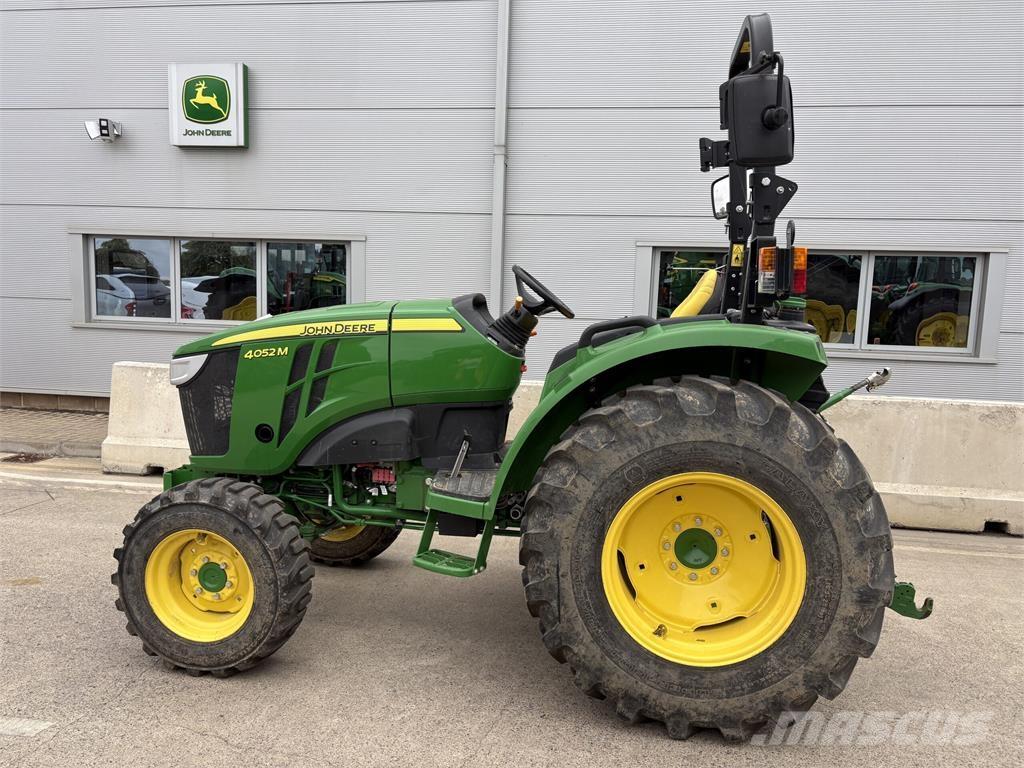 John Deere 4052M جرارات مدمجة