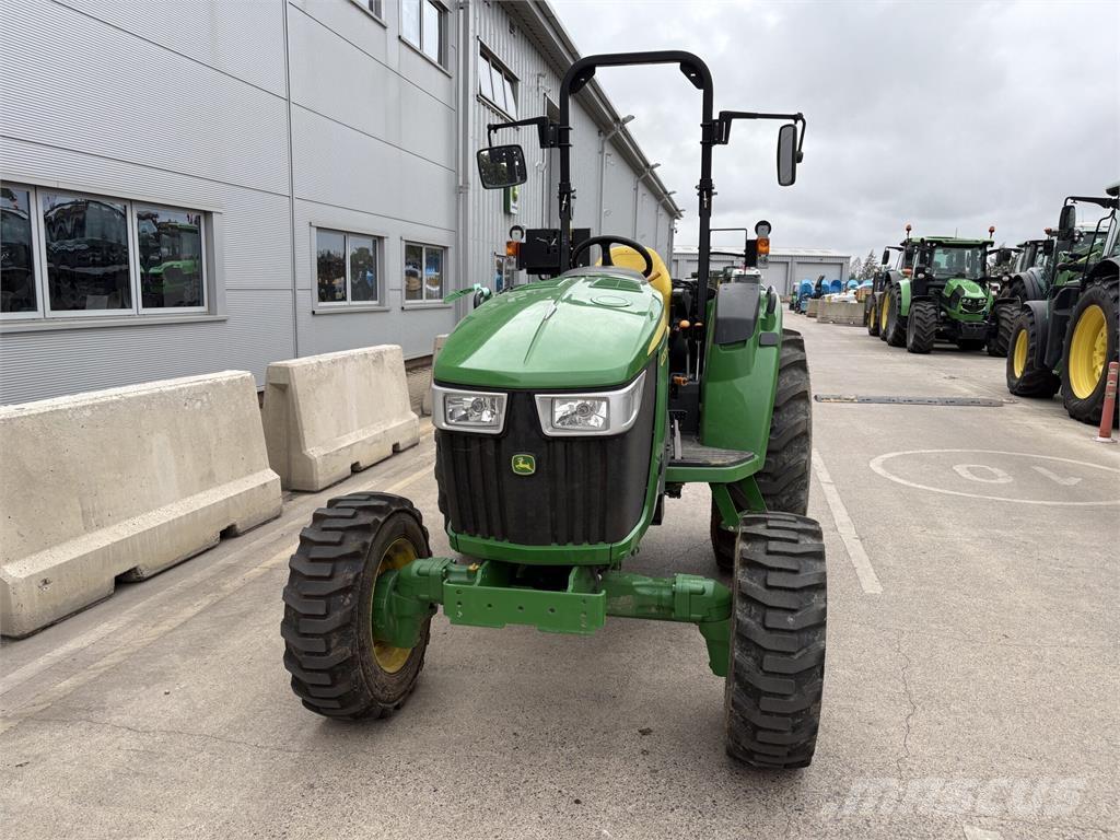 John Deere 4052M جرارات مدمجة