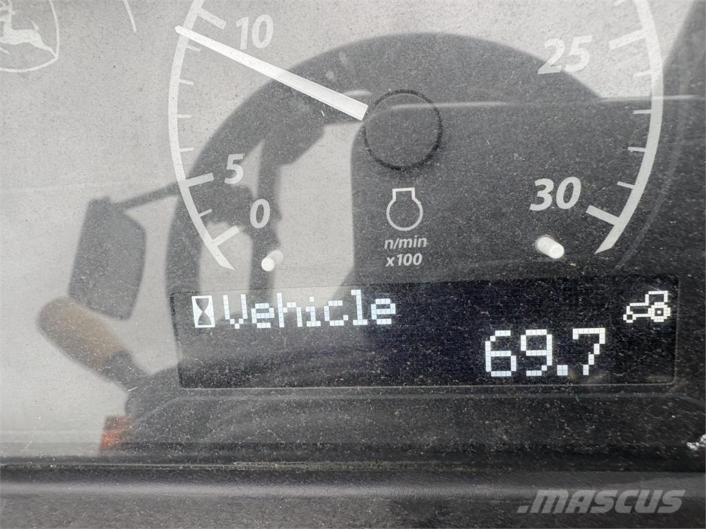 John Deere 4052M جرارات مدمجة