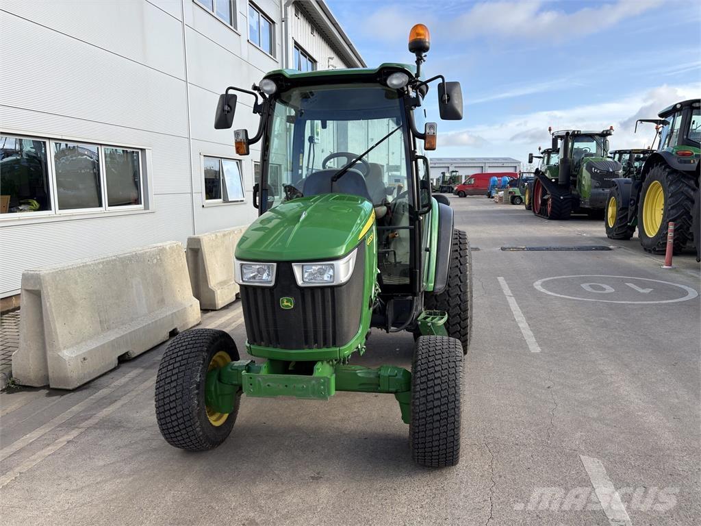 John Deere 4052R جرارات مدمجة