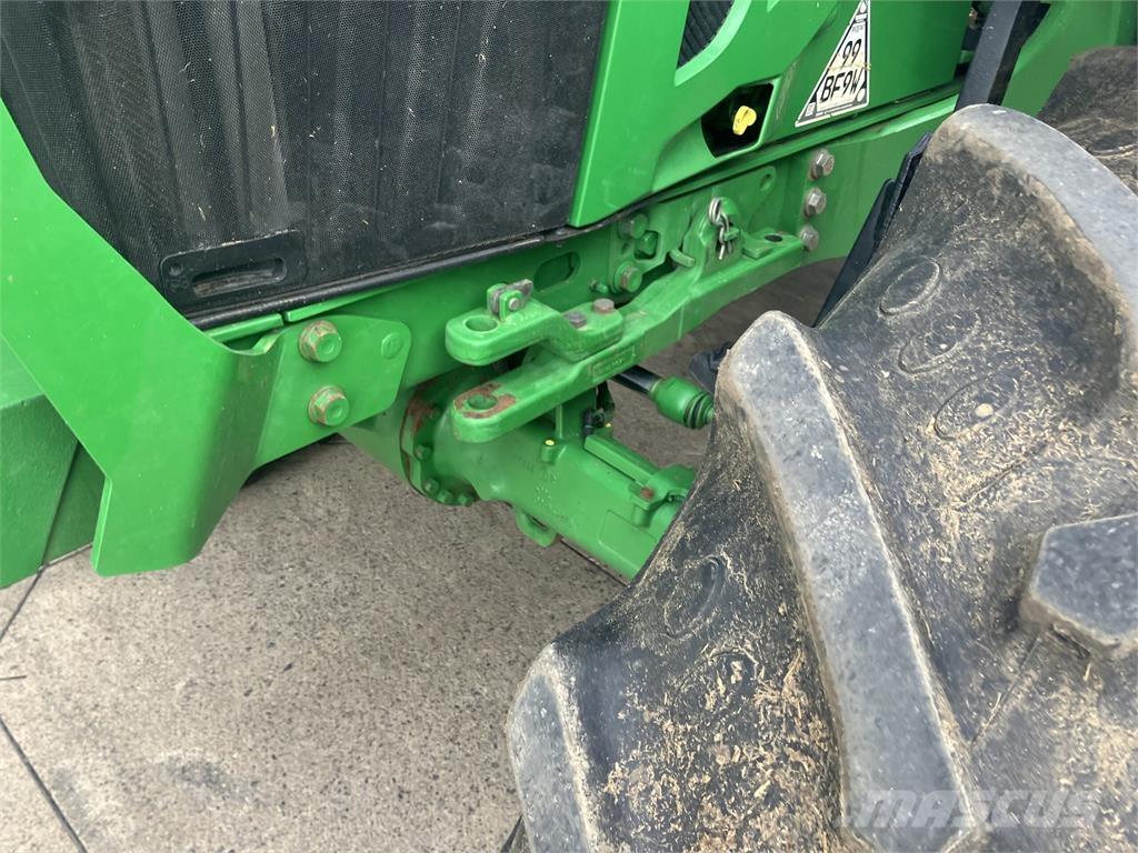 John Deere 6100M الجرارات