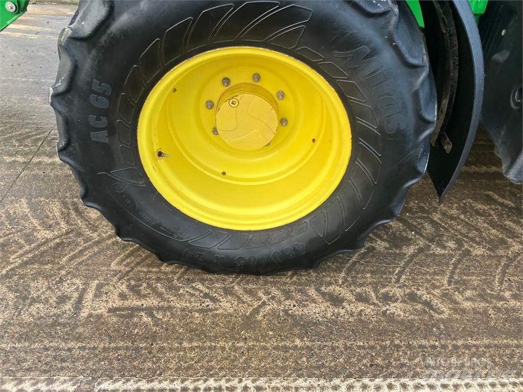 John Deere 6120M الجرارات