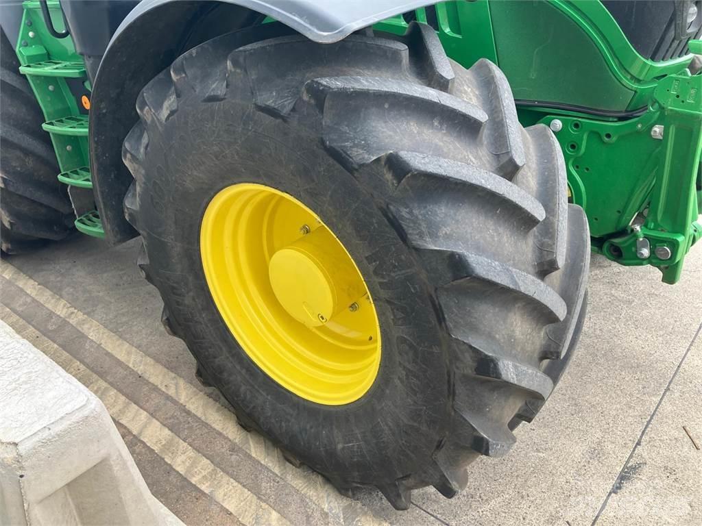 John Deere 6215R الجرارات