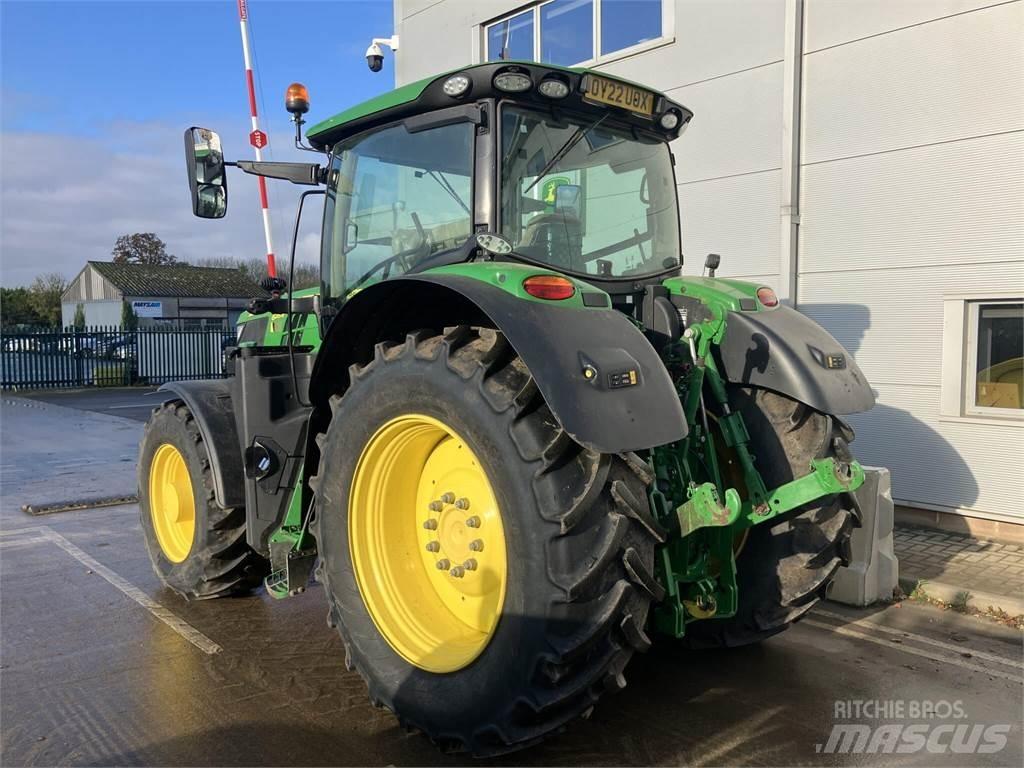 John Deere 6215R الجرارات