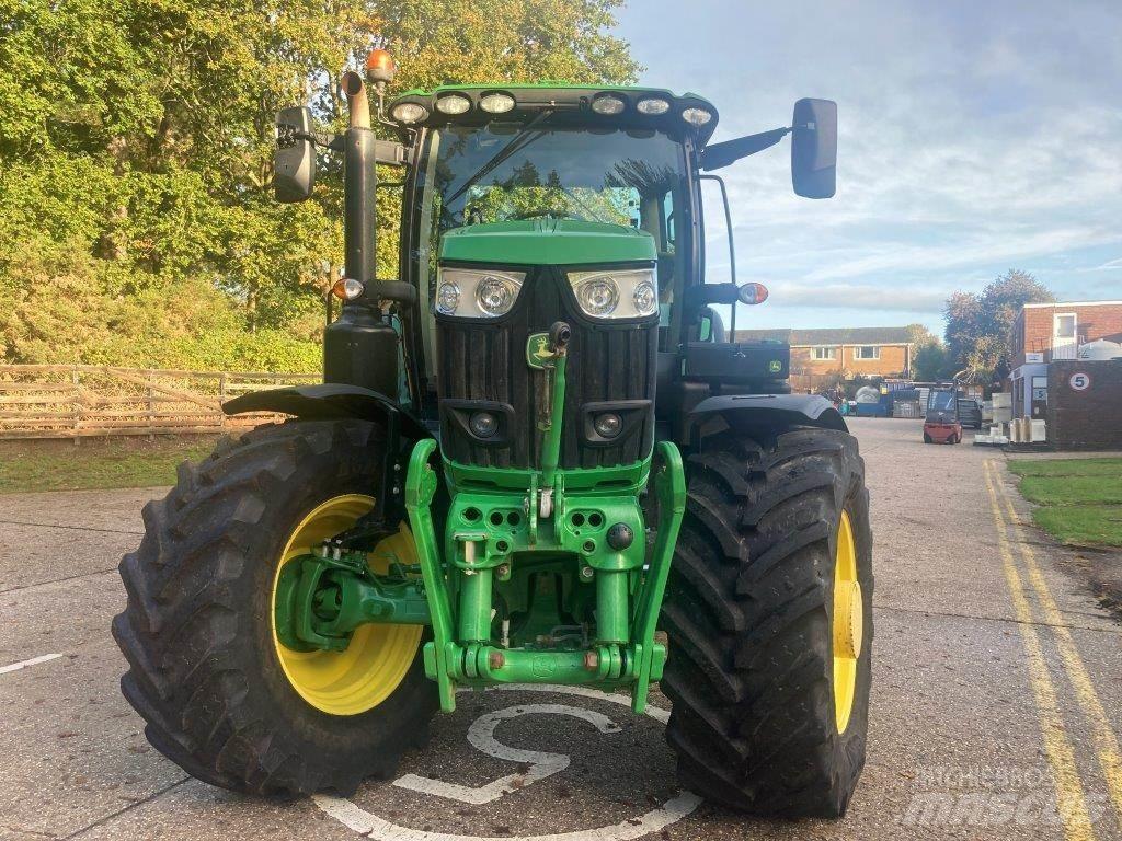 John Deere 6215R الجرارات