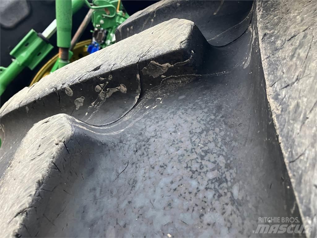 John Deere 6215R الجرارات