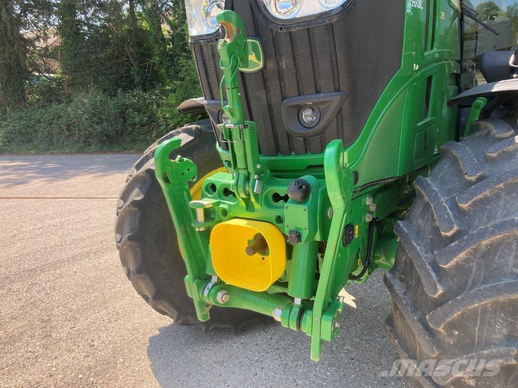 John Deere 6R 215 الجرارات