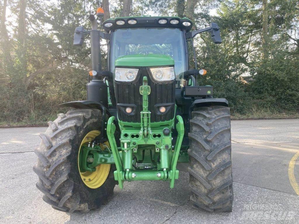 John Deere 6R 215 الجرارات
