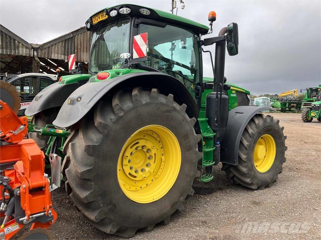 John Deere 6R 215 الجرارات