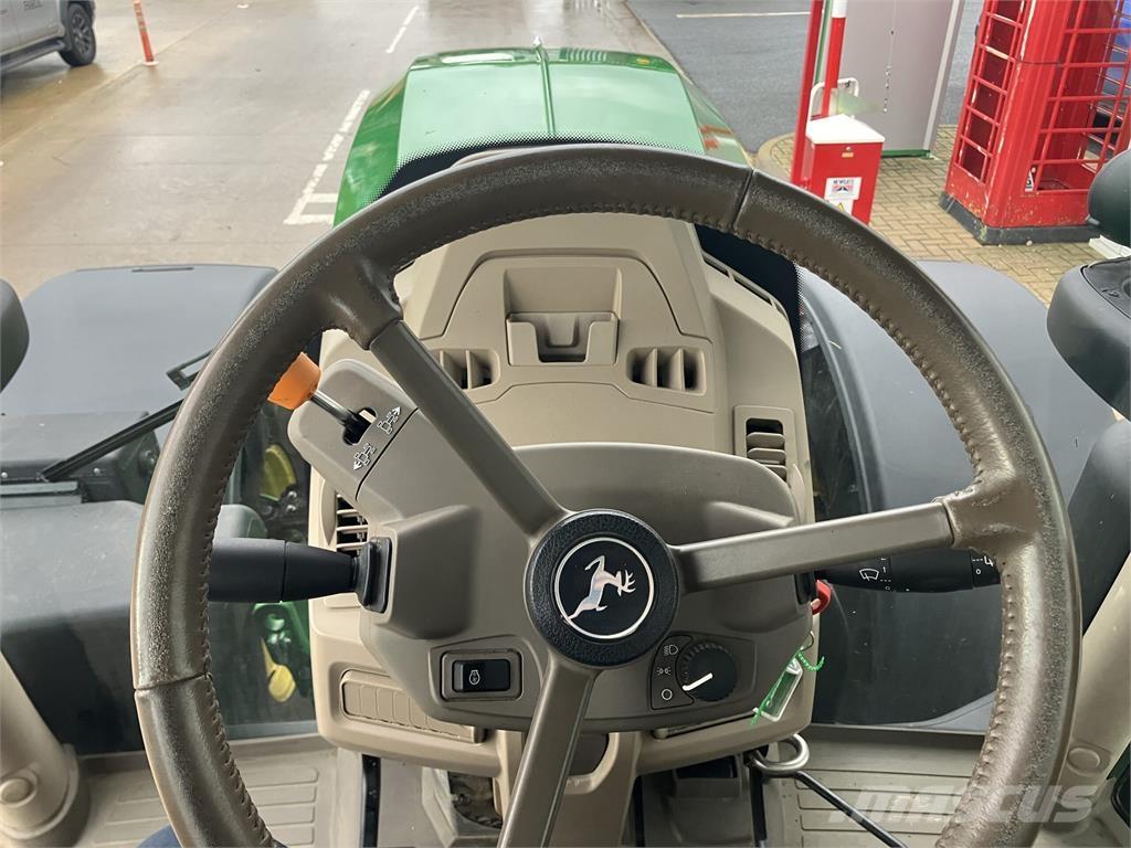 John Deere 6R 215 الجرارات