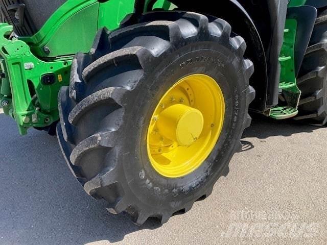 John Deere 6R 215 الجرارات