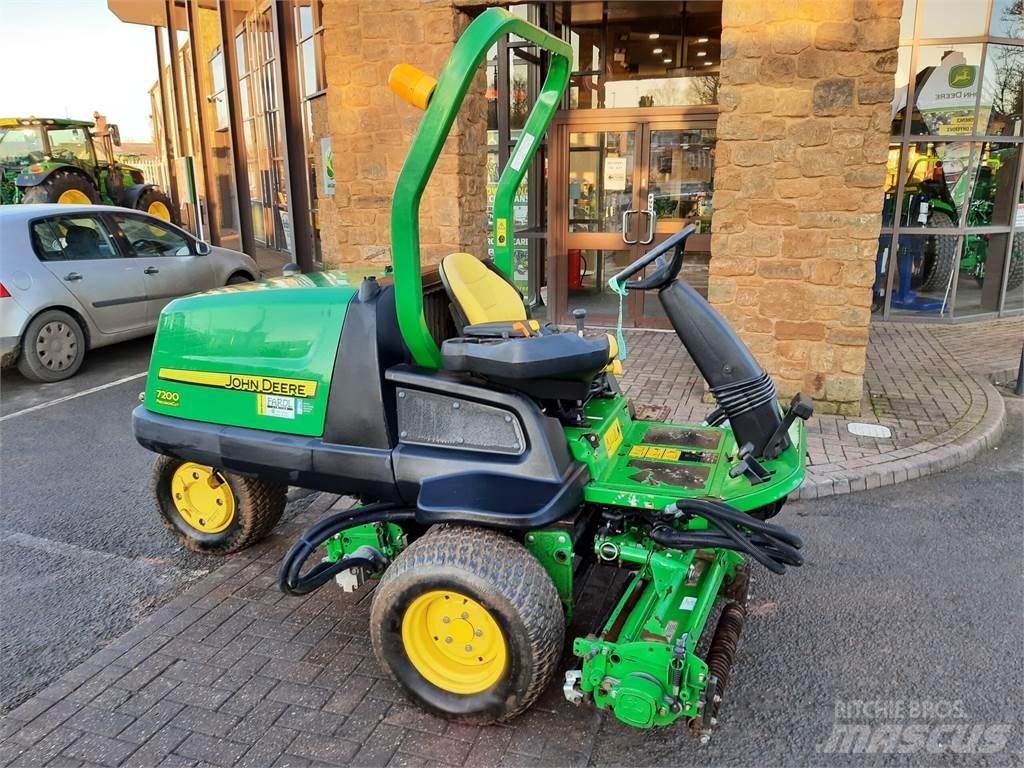John Deere 7200 جز العشب خلف الكهف