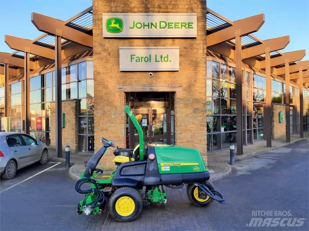 John Deere 7200 جز العشب خلف الكهف