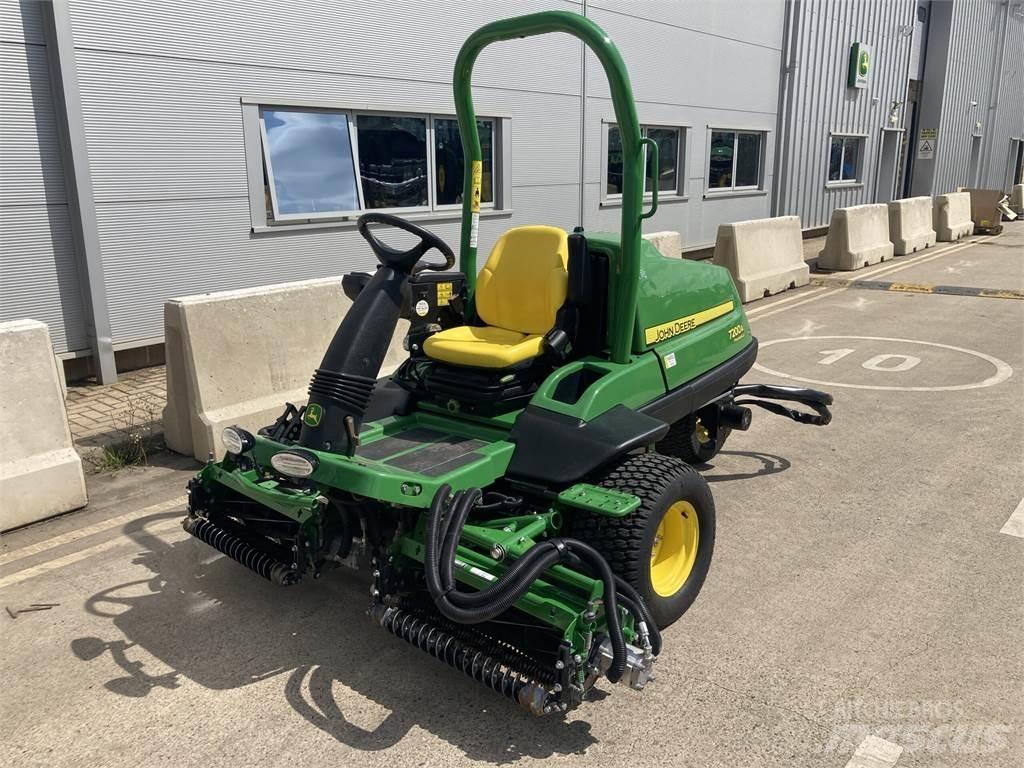 John Deere 7200A جز العشب خلف الكهف