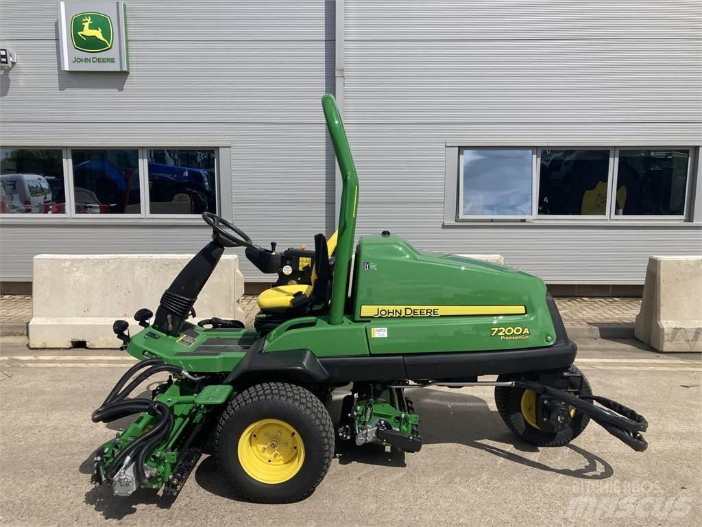 John Deere 7200A جز العشب خلف الكهف