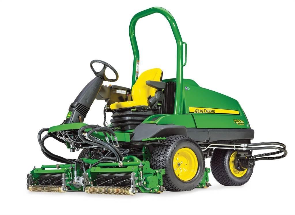John Deere 7200A جز العشب خلف الكهف