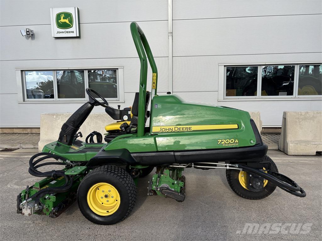John Deere 7200A جز العشب خلف الكهف