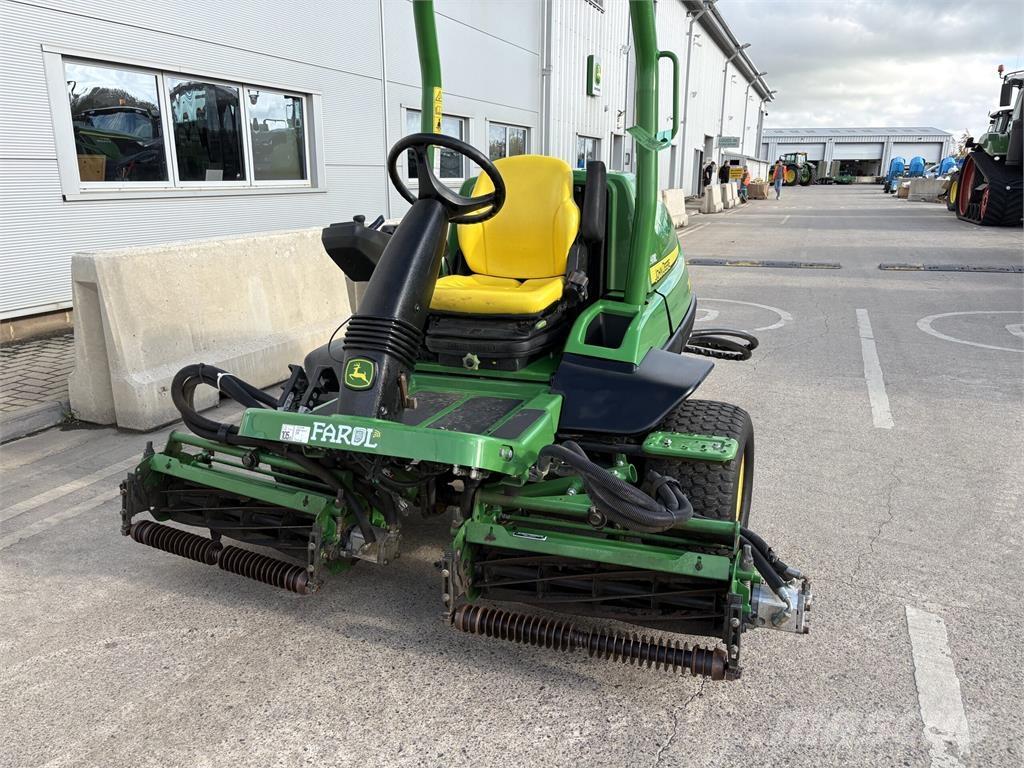 John Deere 7200A جز العشب خلف الكهف