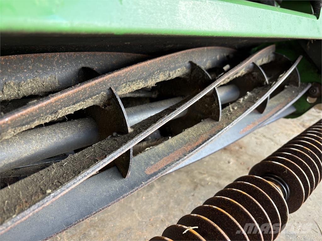 John Deere 7200A جز العشب خلف الكهف