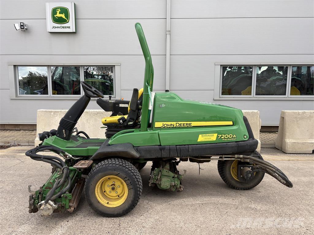 John Deere 7200A جز العشب خلف الكهف