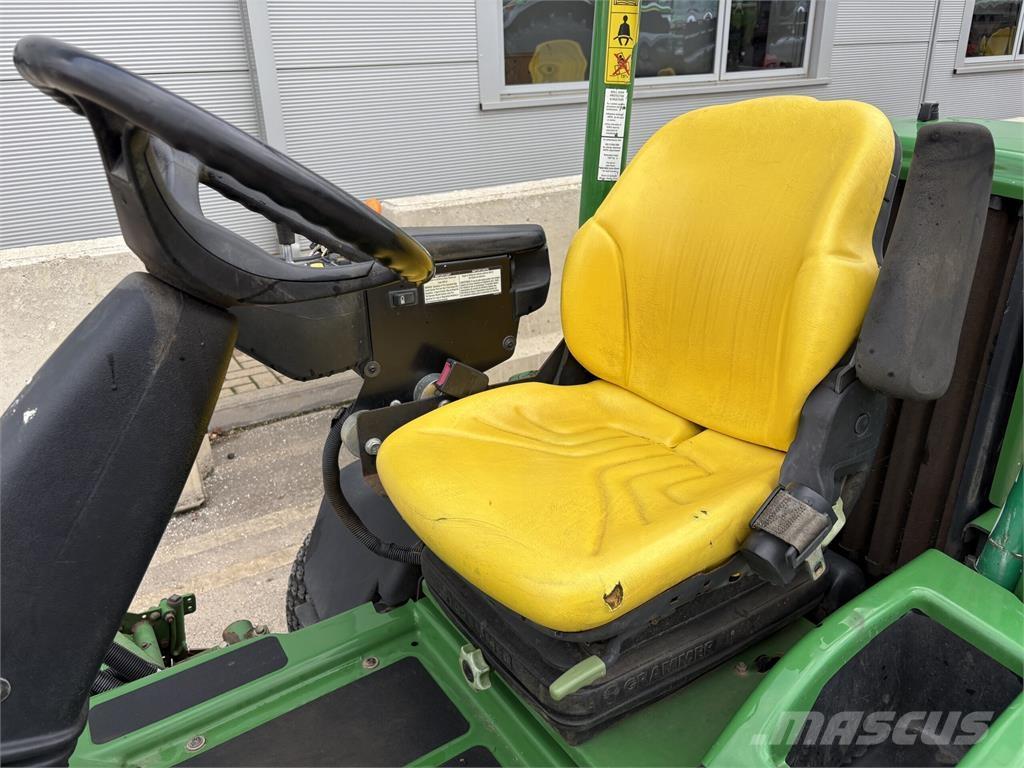 John Deere 7200A جز العشب خلف الكهف