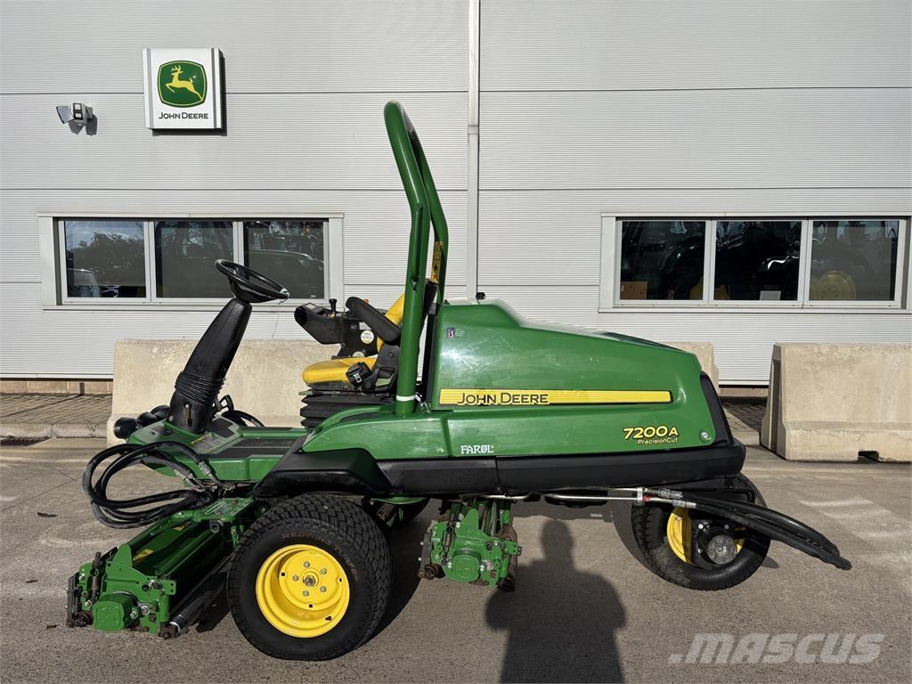 John Deere 7200A جز العشب خلف الكهف