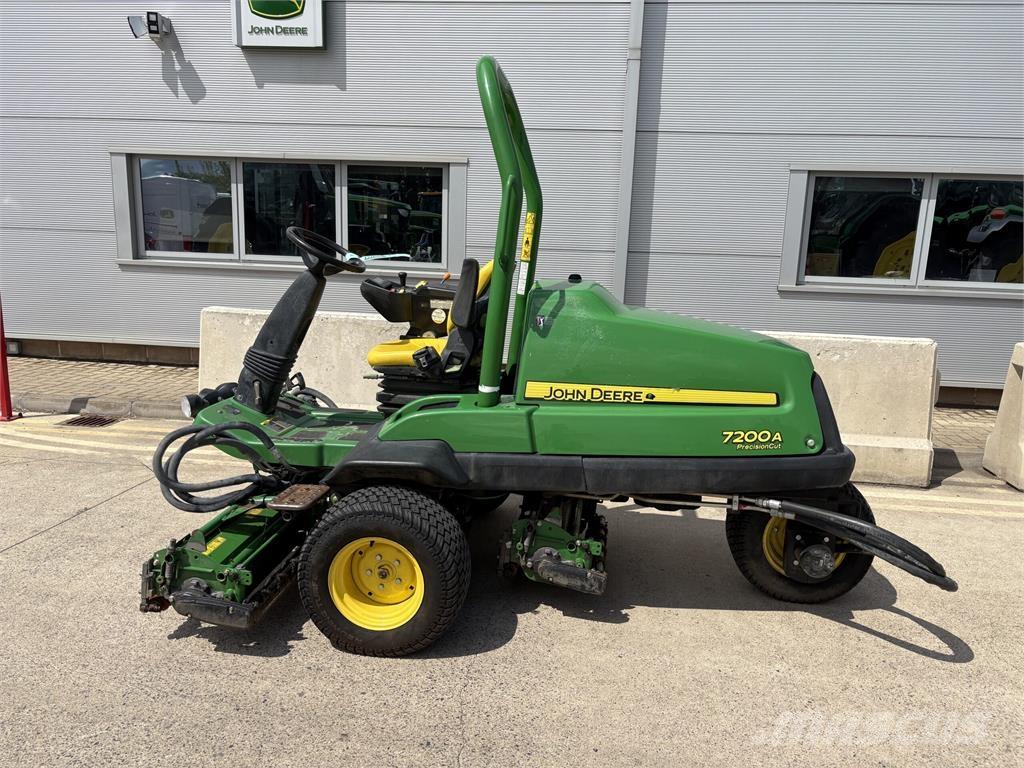 John Deere 7200A جز العشب خلف الكهف