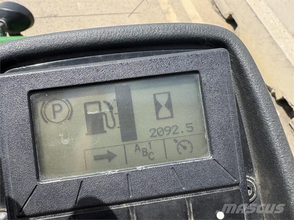 John Deere 7200A جز العشب خلف الكهف