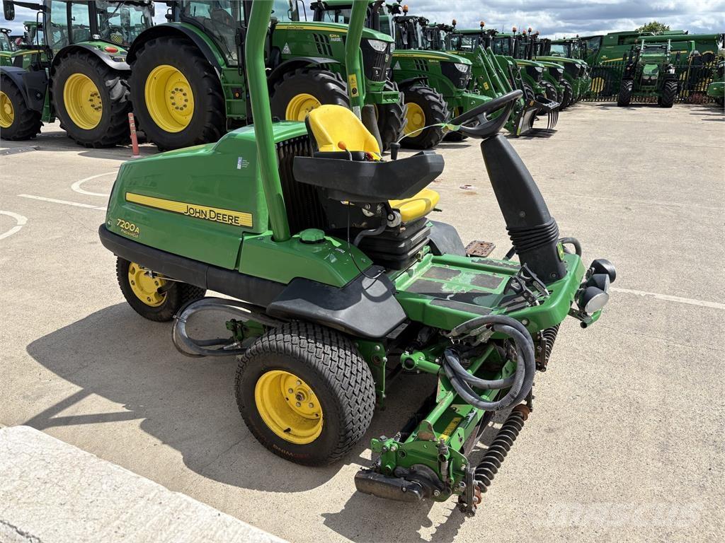 John Deere 7200A جز العشب خلف الكهف