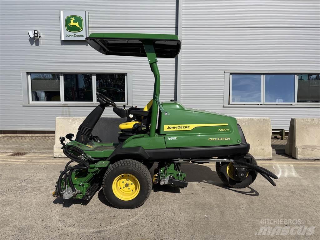 John Deere 7200A جز العشب خلف الكهف