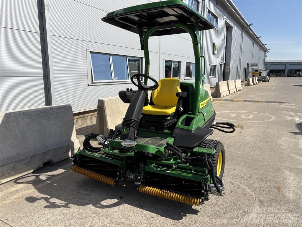 John Deere 7200A جز العشب خلف الكهف