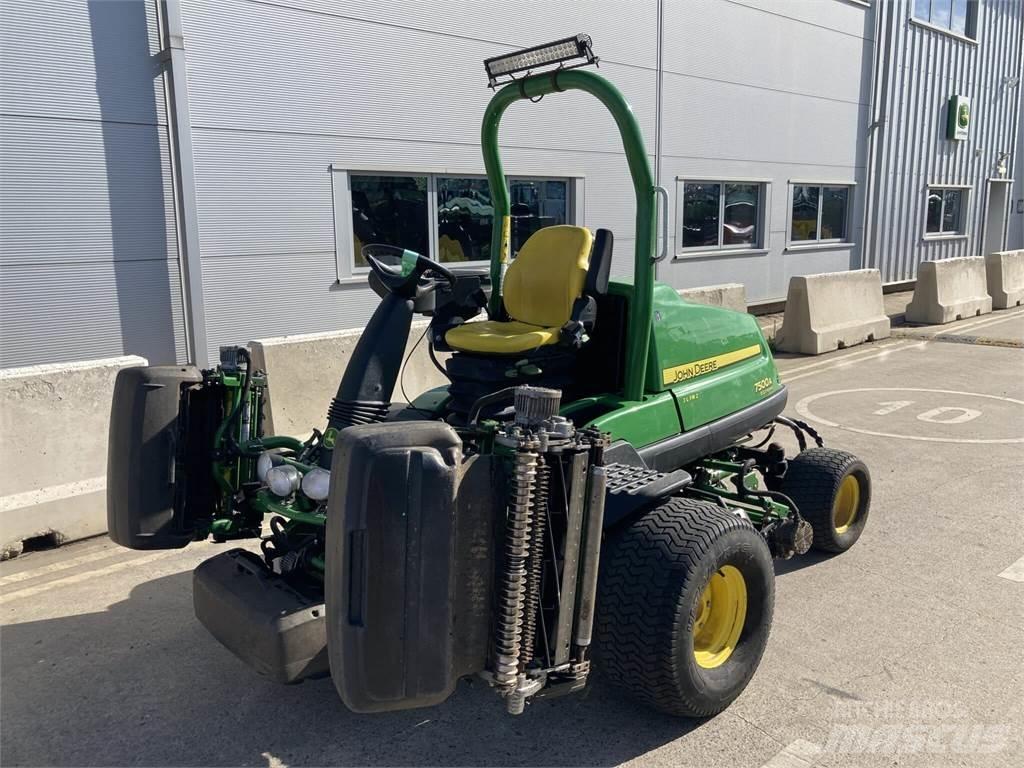 John Deere 7500AE جز العشب خلف الكهف