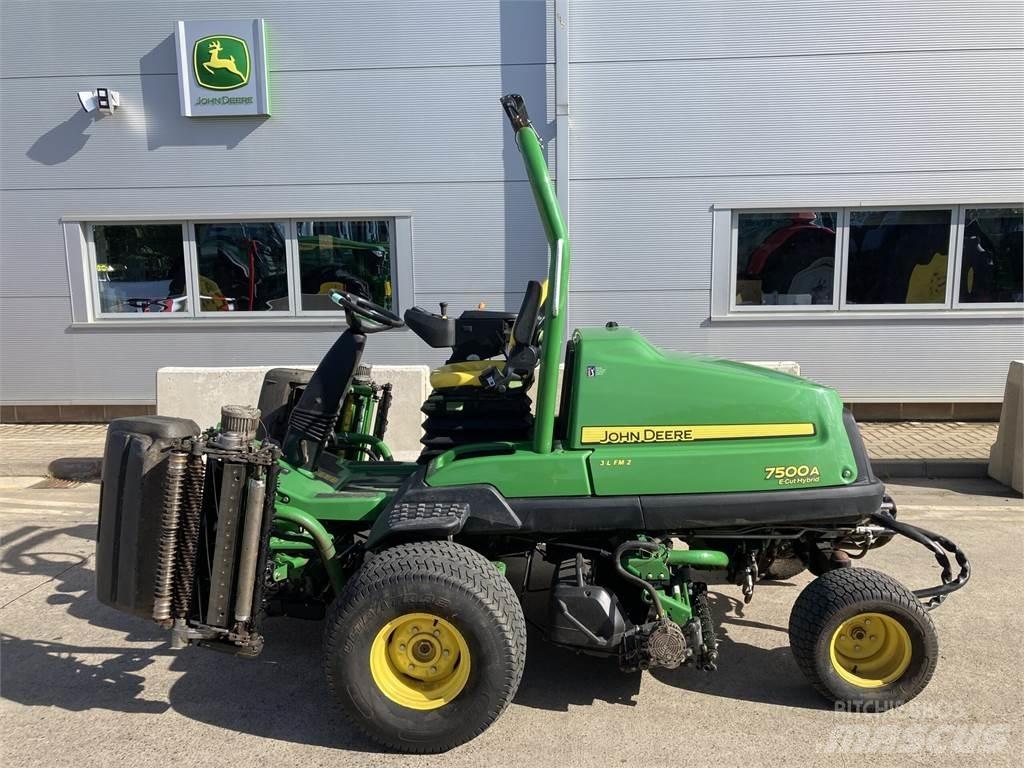 John Deere 7500AE جز العشب خلف الكهف