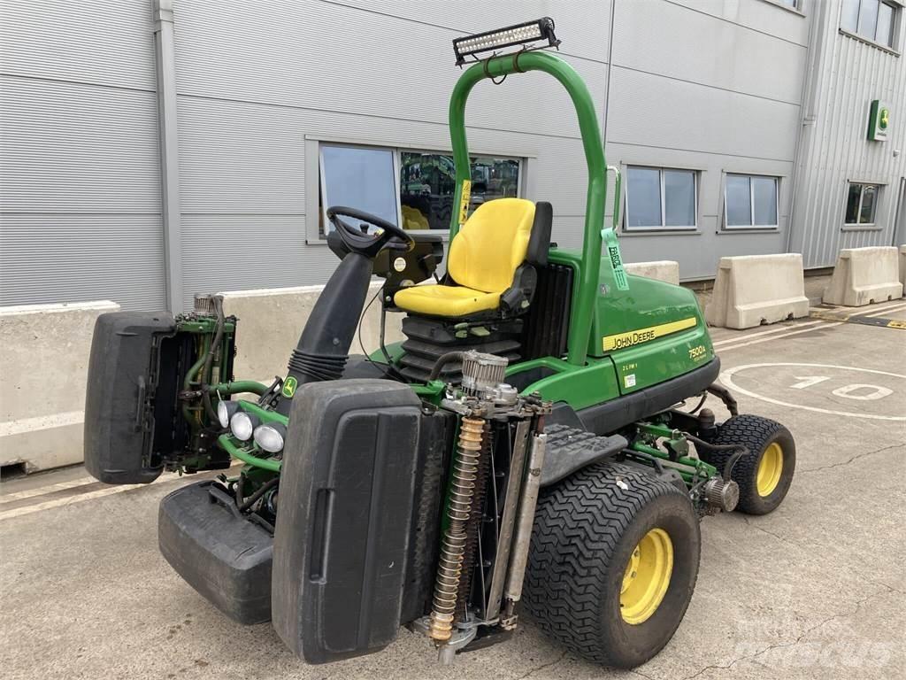 John Deere 7500AE جز العشب خلف الكهف