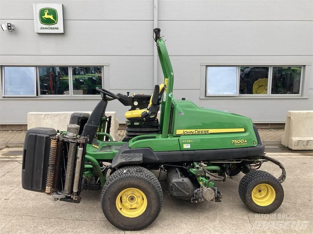 John Deere 7500AE جز العشب خلف الكهف