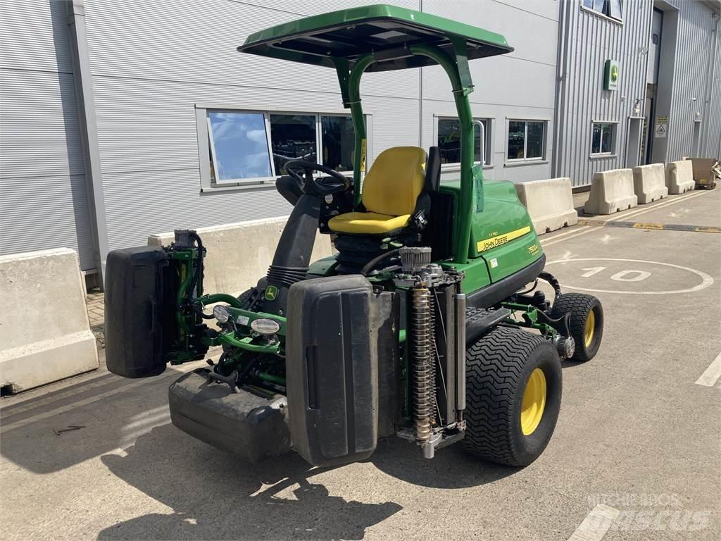 John Deere 7500AE جز العشب خلف الكهف