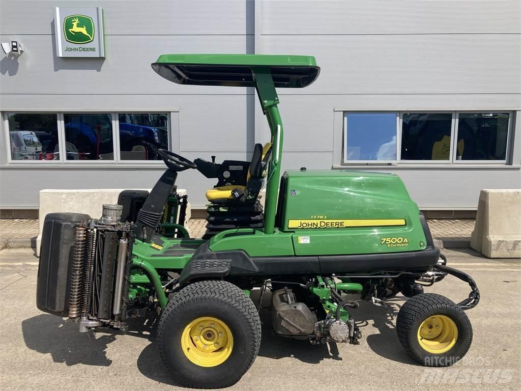 John Deere 7500AE جز العشب خلف الكهف