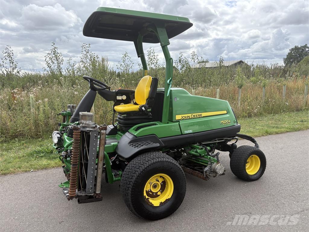 John Deere 7500AE جز العشب خلف الكهف