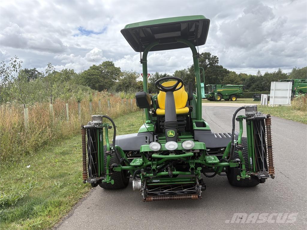John Deere 7500AE جز العشب خلف الكهف