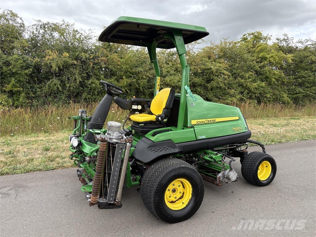 John Deere 7500AE جز العشب خلف الكهف