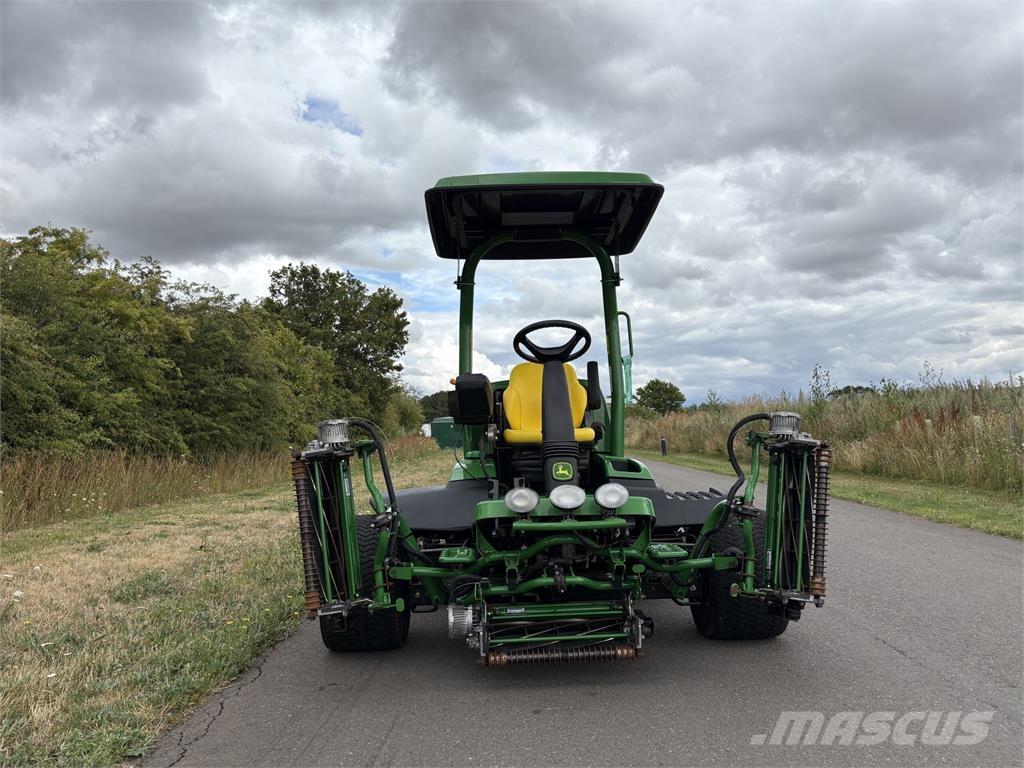 John Deere 7500AE جز العشب خلف الكهف