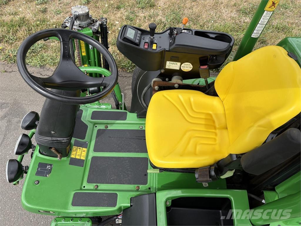 John Deere 7500AE جز العشب خلف الكهف