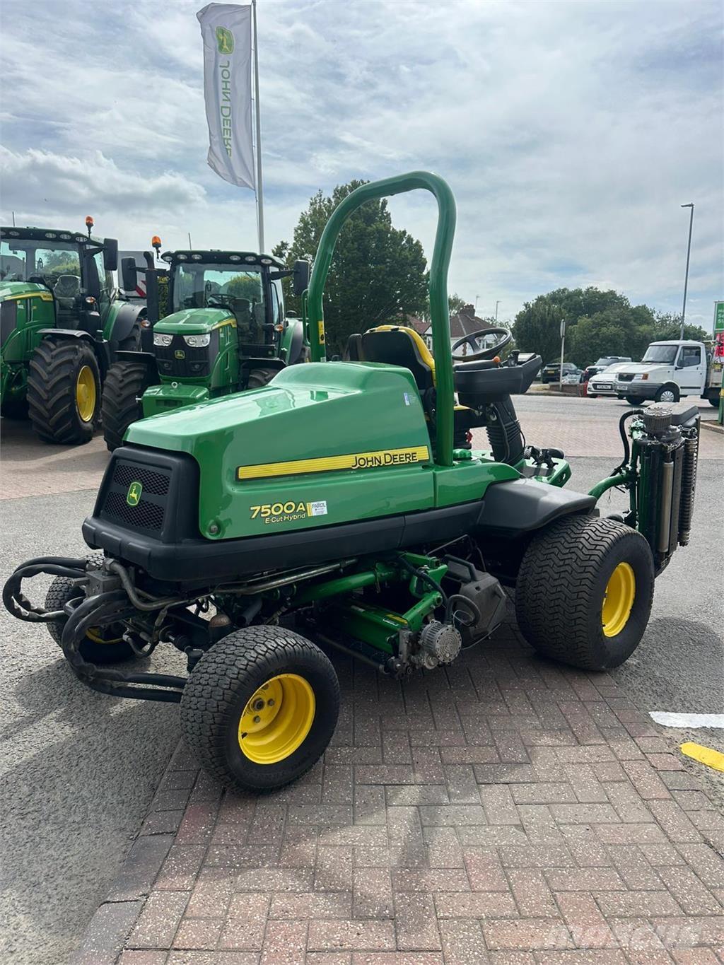 John Deere 7500AE جز العشب خلف الكهف
